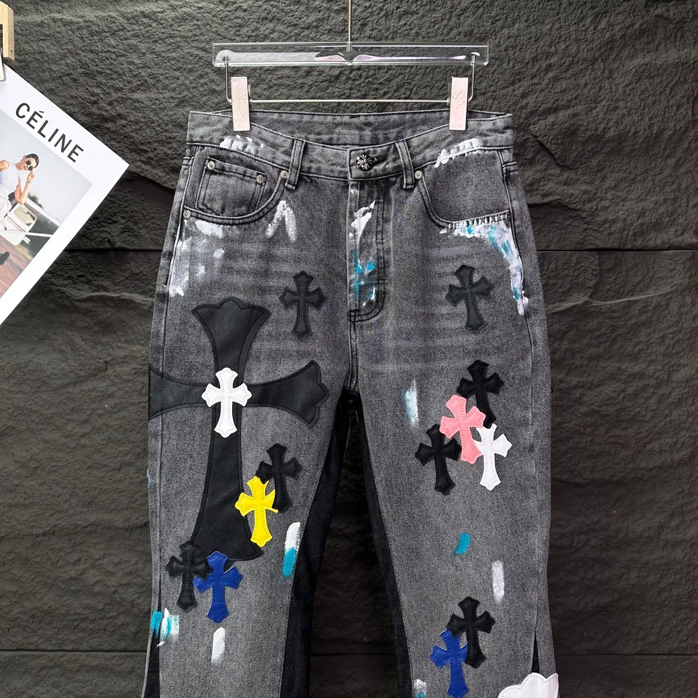 P350 GALLERY DEPT. & Croixin co-branded 2025 new Cow King patchwork hand-painted colorful cross patchwork leather couple style bootcut jeans 🔥High version🔥High version🔥 Top ceiling quality Styles with different washed textures are very friendly to people with thin legs and thick legs. The bootcut version is very flattering. Moderate length that never goes out of style, easy to match with casually, basic styling for various styles, a must-have in the wardrobe! The fabric is stiff but also makes the upper body soft without losing texture. The washing process is even more perfect. It is a must-have item for everyone! ! ! Washed wheat, tag, trouser label, three labels complete Color: washed black Size: 28, 30, 32, 34, 36 (five sizes)